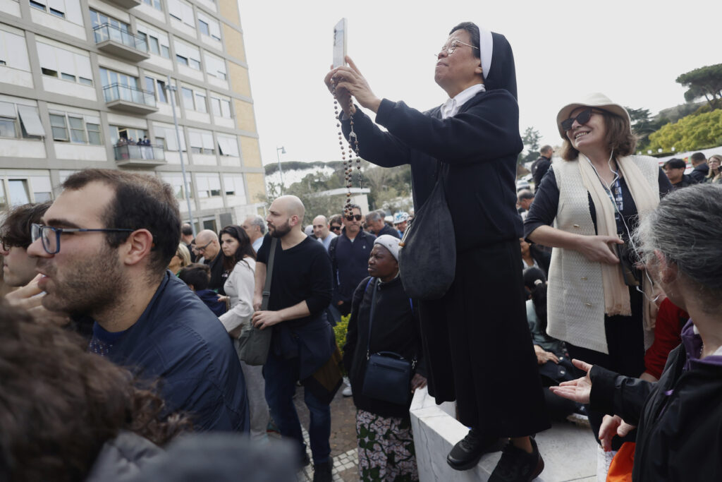 Papa Francesco e il saluto dal balcone del Gemelli