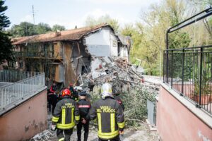 Roma, esplosione nel quartiere Monteverde: crolla palazzina. Un uomo estratto vivo