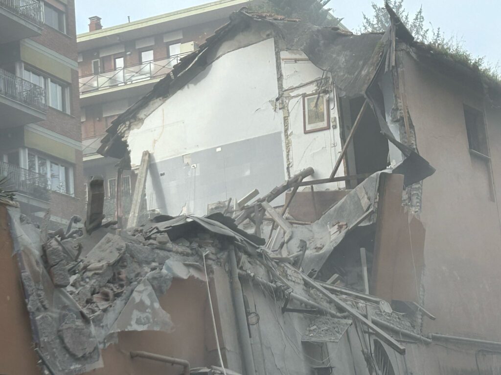 Roma, esplosione nel quartiere Monteverde: crolla palazzina