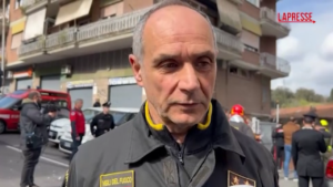 Roma, comandante vvf: “Estratto vivo un uomo di origini straniere, è provato”