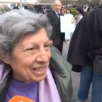Papa, la signora dei fiori gialli: “Ogni volta che glieli regalo vedo la sua gioia”