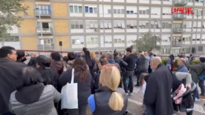 Papa Francesco, in centinaia nel piazzale del Policlinico ‘Gemelli’