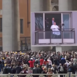 Papa saluta dal Gemelli, i fedeli in piazza San Pietro lo guardano dal maxi schermo