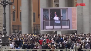 Papa saluta dal Gemelli, i fedeli in piazza San Pietro lo guardano dal maxi schermo