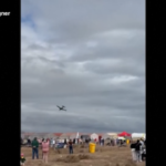 Sudafrica, aereo cade durante Air Show e muore il pilota: il momento dello schianto