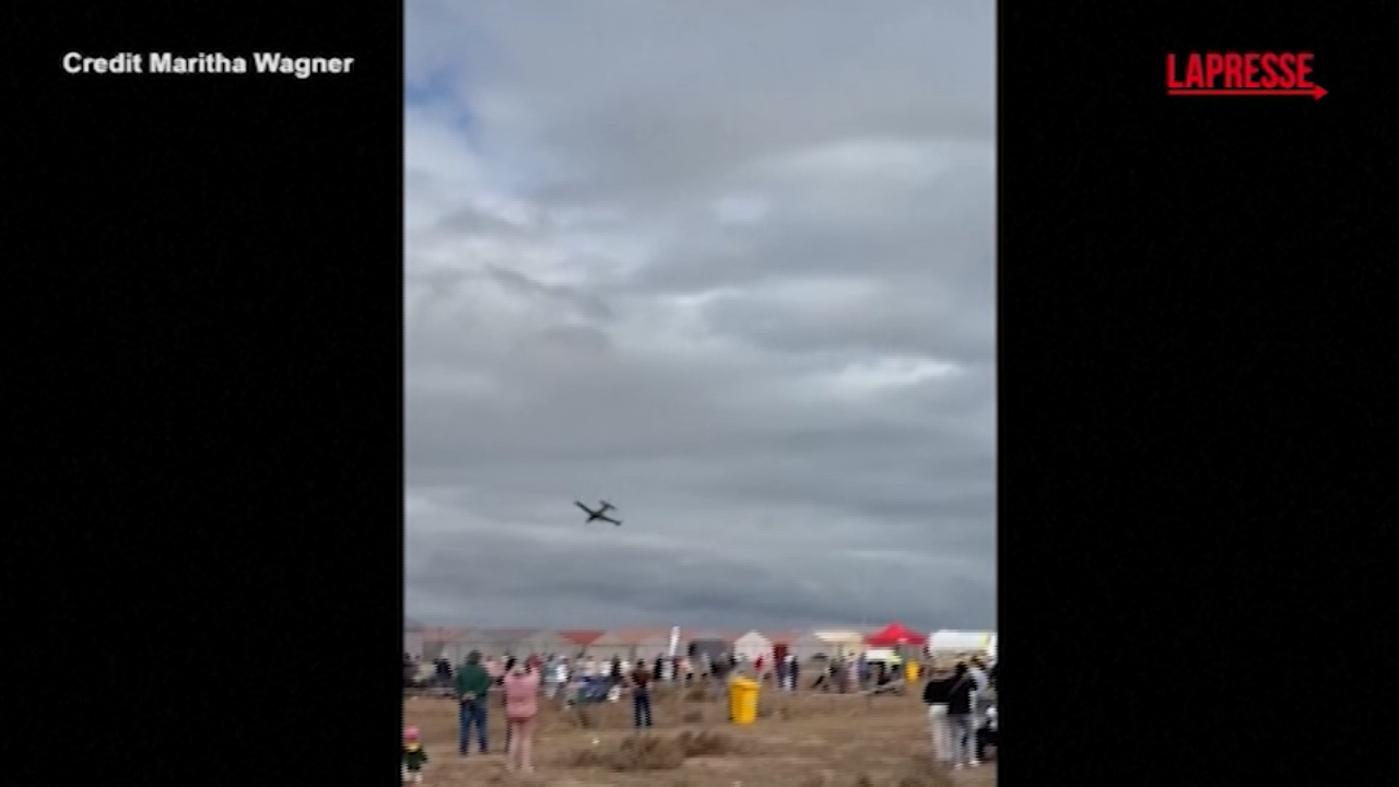 Sudafrica aereo da Lapresse.it sudafrica aereo cade durante air show e muore il pilota il momento dello schianto