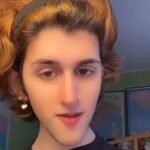 Tiktoker di 21 anni si toglie la vita, insulti per la transizione di genere: aperta un’inchiesta per istigazione al suicidio