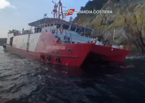 Livorno, nave oceanografica di 42 metri si incaglia all’Elba: 11 in salvo