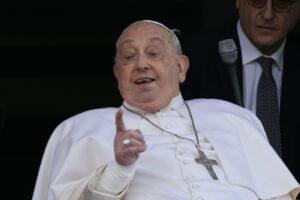 Papa Francesco e il saluto dal balcone del Gemelli: poi lascia l’ospedale e rientra in Vaticano