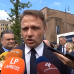 Carne sintetica, Lollobrigida: “Non sacrifichiamo nostra alimentazione per sperimentazioni”