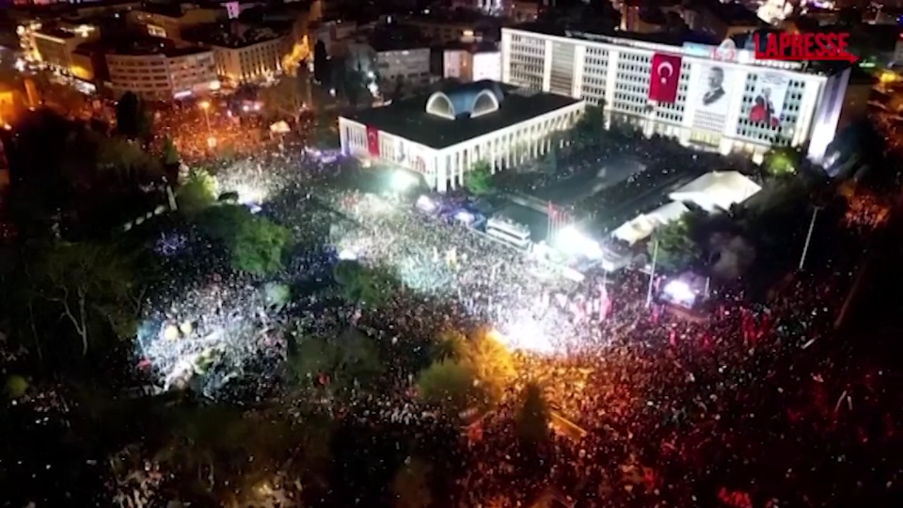 Arresto Imamoglu, centinaia di migliaia in protesta davanti a municipio Istanbul