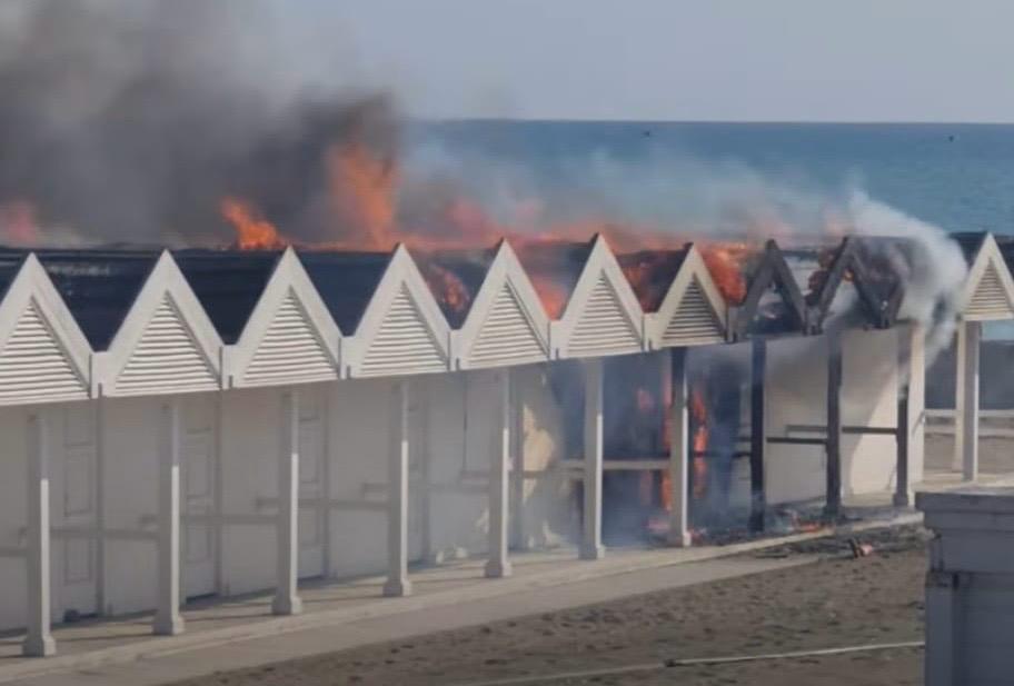 Ostia, incendio in un lido balneare: vigili del fuoco sul posto