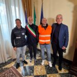 Pescara, dorme in un cassonetto e finisce nel compattatore di rifiuti: salvato