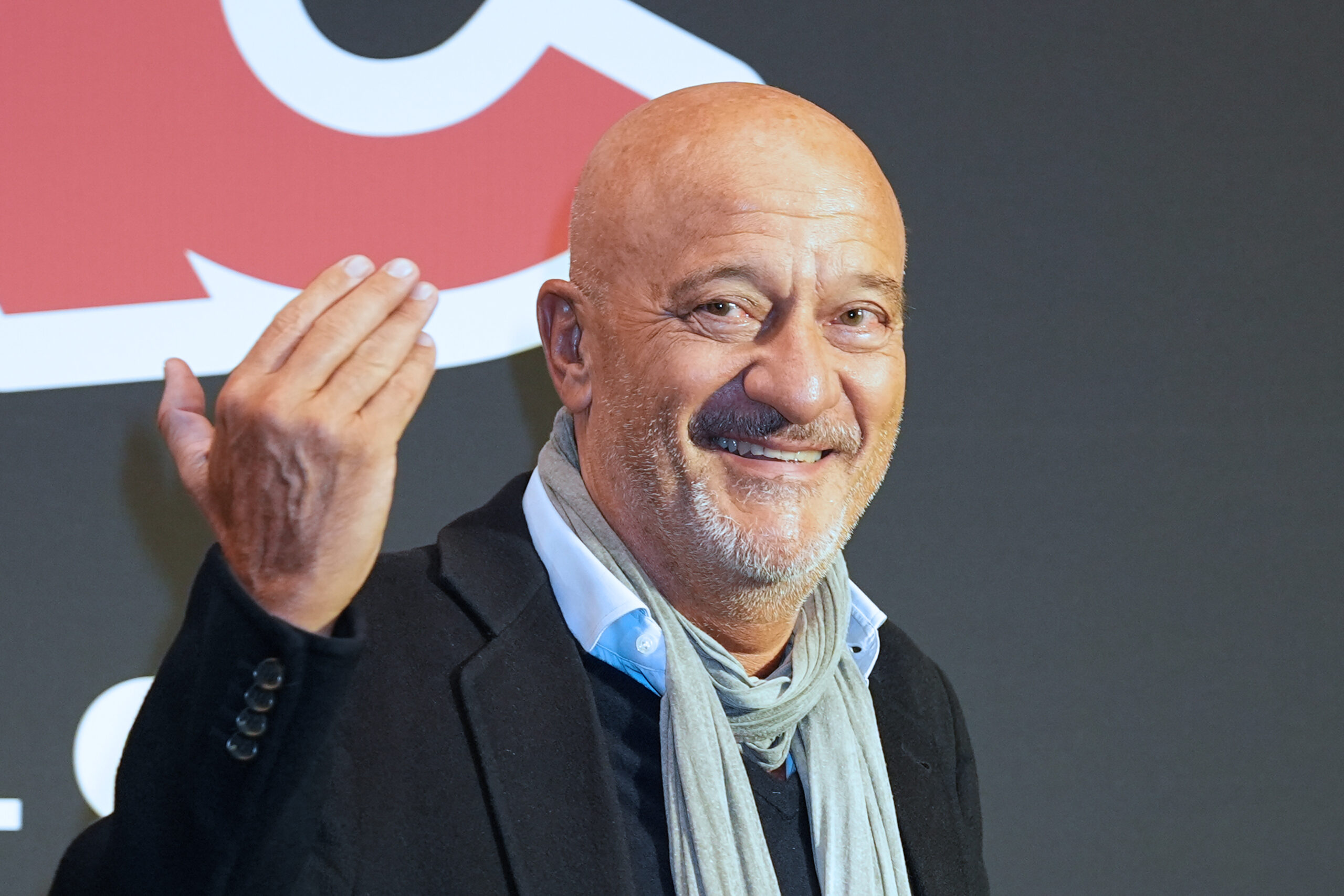 Una piazza per l’Europa, polemica su Bisio: “Vacanza gratis a Roma?”