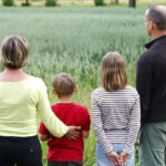 “Ai figli solo il cognome della madre”, Franceschini annuncia disegno di legge