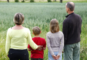 “Ai figli solo il cognome della madre”, Franceschini annuncia disegno di legge