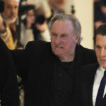 Gerard Depardieu a processo, in tribunale: “Le ho afferrato i fianchi ma non la ho aggredita”