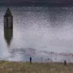 Spagna, dalla siccità alle alluvioni: la chiesa riemersa torna sott’acqua