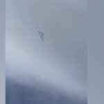 Due jet della ‘Patrouille de France’ si scontrano in volo: l’impatto poi lo schianto