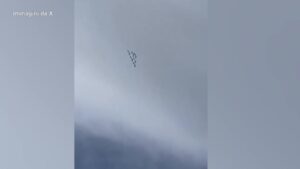 Due jet della ‘Patrouille de France’ si scontrano in volo: l’impatto poi lo schianto