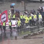 Proteste in Serbia, centinaia di persone a Belgrado bloccano il ponte sul fiume Sava