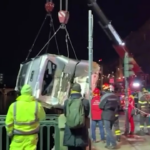 Torino, vigili del fuoco estraggono il bus caduto nel Po