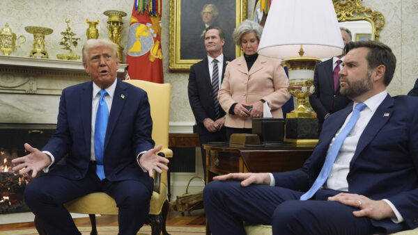 Chat Pentagono, Waltz fa mea culpa. Trump al fianco di Vance: “Europei parassiti”
