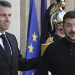 Ucraina, Macron riceve Zelensky: “Altri due miliardi di aiuti. Da Russia desiderio di guerra”