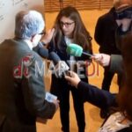 Prodi tira i capelli alla giornalista: il video non lascia dubbi