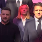 Ucraina, al via il vertice dei volenterosi: i leader posano in foto a Parigi