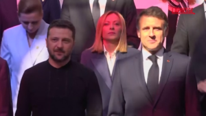Ucraina, al via il vertice dei volenterosi: i leader posano in foto a Parigi