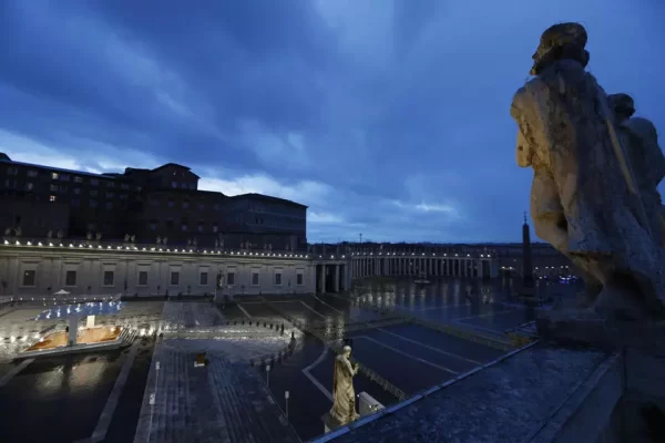 Covid, il Papa solo in Piazza San Pietro: 5 anni fa l’immagine che passò alla storia