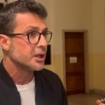 Corona su Prodi che tira i capelli a una giornalista: “Se lo faccio io mi denunciano”