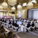 Ucraina, i ‘leader volenterosi’ a Parigi: “Avanti con sanzioni e truppe”