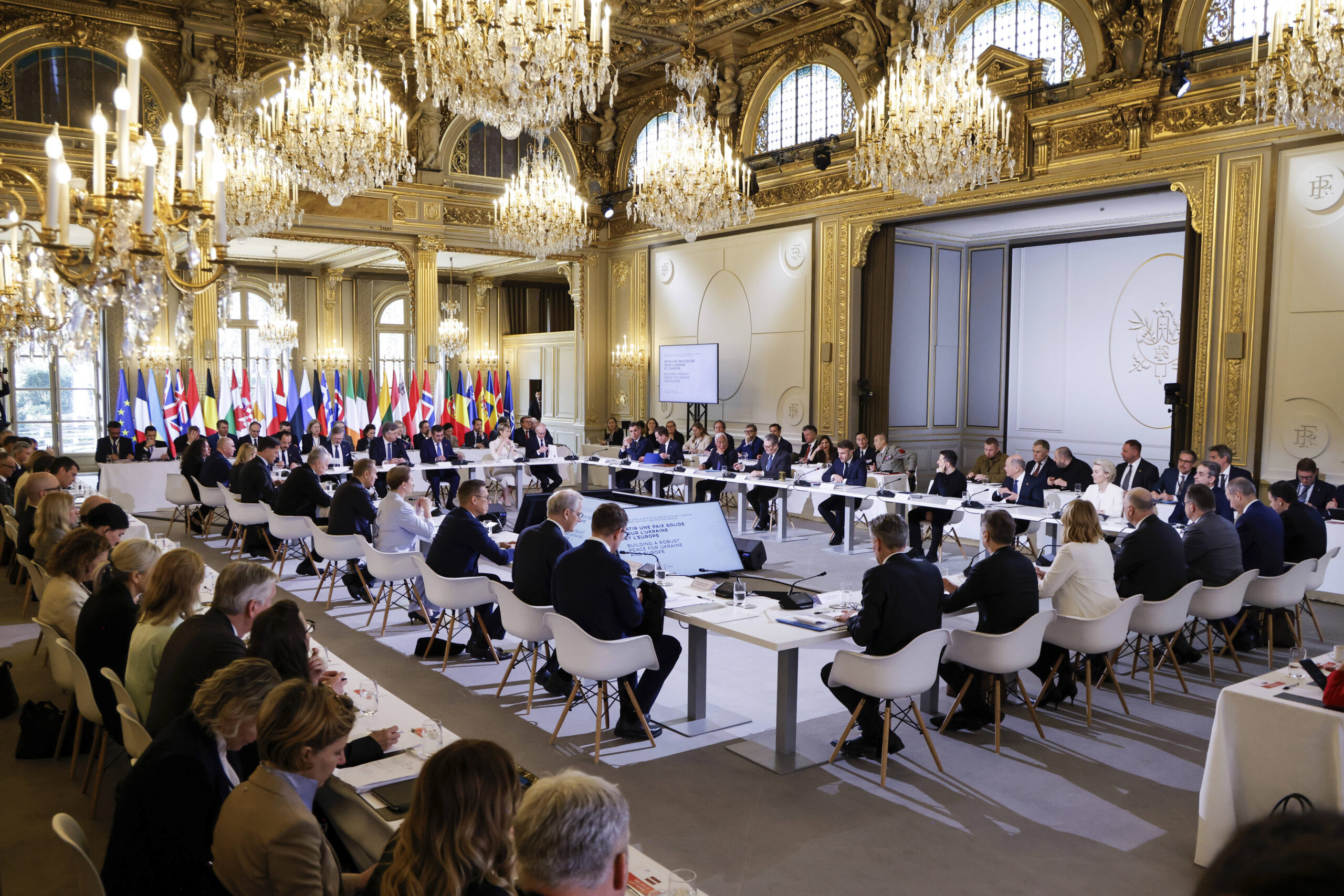 Ucraina, i ‘leader volenterosi’ a Parigi: “Avanti con sanzioni e truppe”