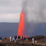Hawaii, erutta il vulcano Kilauea: la fontana di lava alta 300 metri