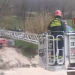 Pesaro, anziani bloccati dalla piena del fiume: il salvataggio dei vigili del fuoco