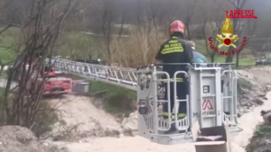 Pesaro, anziani bloccati dalla piena del fiume: il salvataggio dei vigili del fuoco