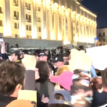 Proteste in Georgia, scontri tra manifestanti e polizia davanti al Parlamento a Tbilisi