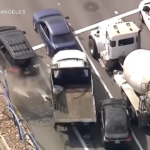 Fugge con un camion rubato nel traffico di Long Beach: l’inseguimento e lo schianto