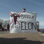 Tesla, proteste davanti a una concessionaria a Londra: “Boicottare Elon Musk”