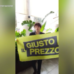 Roma, blitz di Ultima Generazione: scarti di verdure davanti al Bulgari Hotel