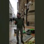 Milano, blitz Ultima Generazione: scarti di cibo e verdure in Galleria