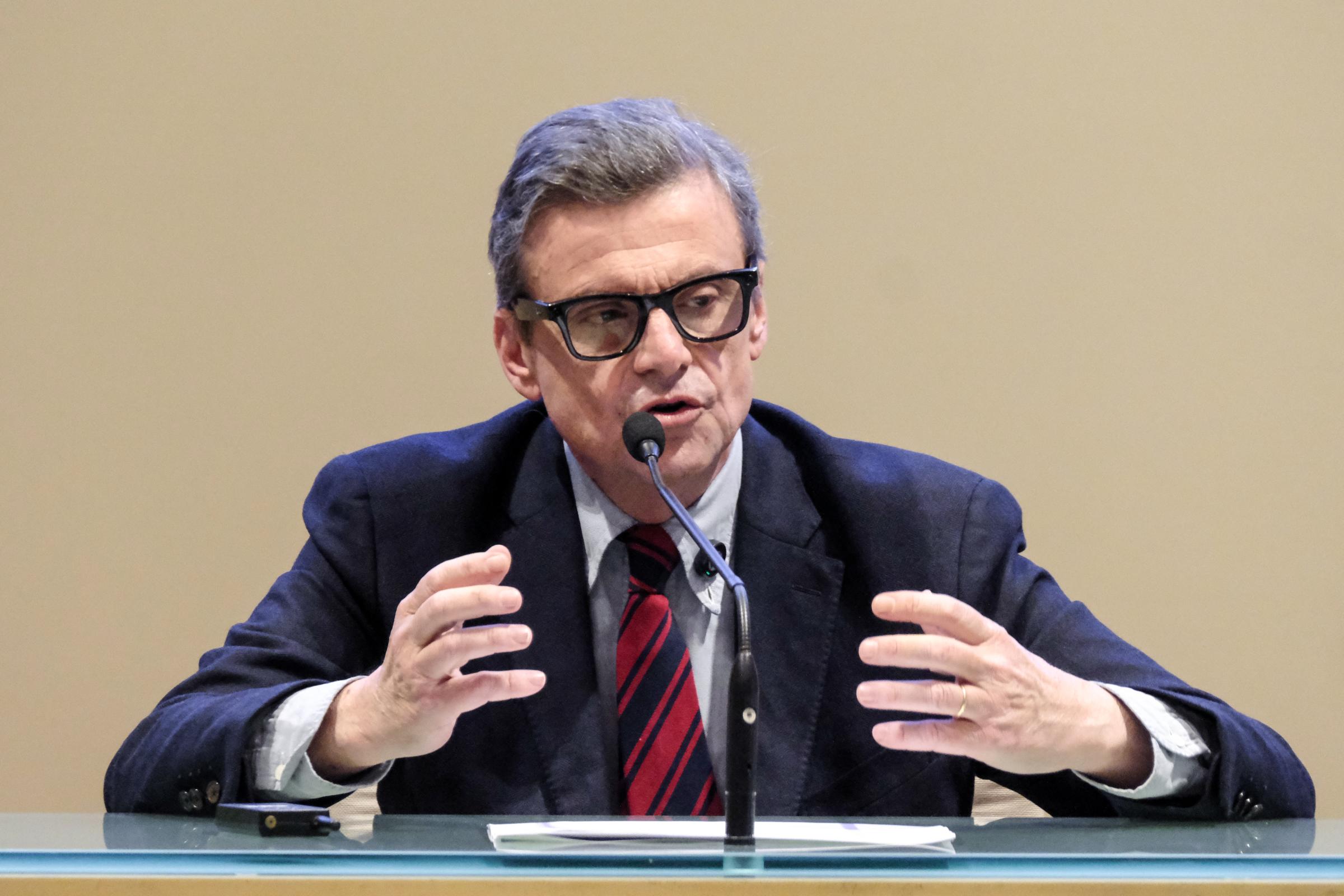 Ucraina, l’ambasciata russa contro Calenda: “Il tatuaggio del tridente è da seguace dei nazisti”