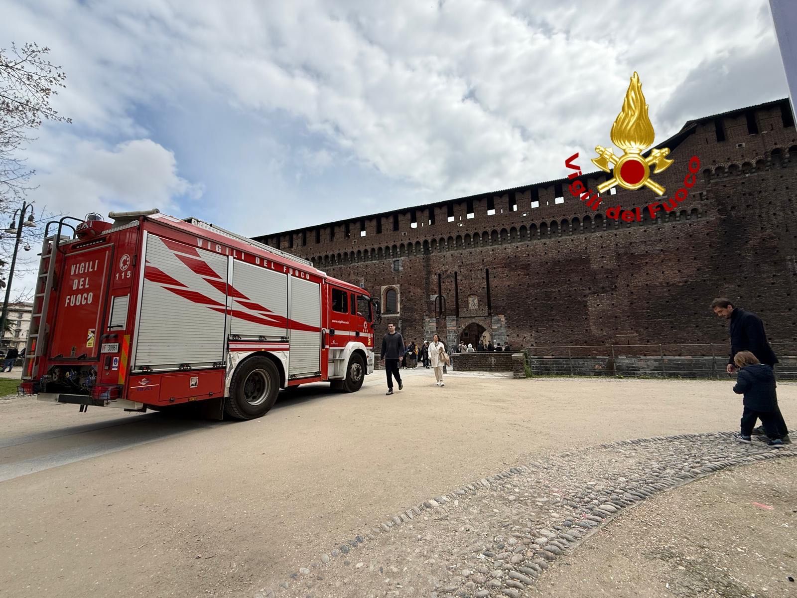 Milano, incendio al Castello Sforzesco: evacuati i visitatori