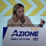 Congresso di Azione a Roma. Meloni scherza: “Dopo l’intervento di Calenda, porto io moderazione”