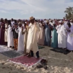 Ramadan, in Kenya migliaia di musulmani in spiaggia per celebrare l’Eid