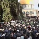 A Gerusalemme in migliaia pregano per la fine del Ramadan