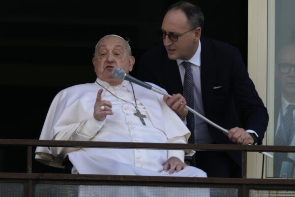 Papa Francesco saluta i fedeli dal balcone della stanza del Policlinico Gemelli dove è stato ricoverato per più di un mese