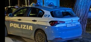 Un'auto della polizia. A Castel Volturno sgominata una banda specializzata in furti in appartamento in tutta Italia